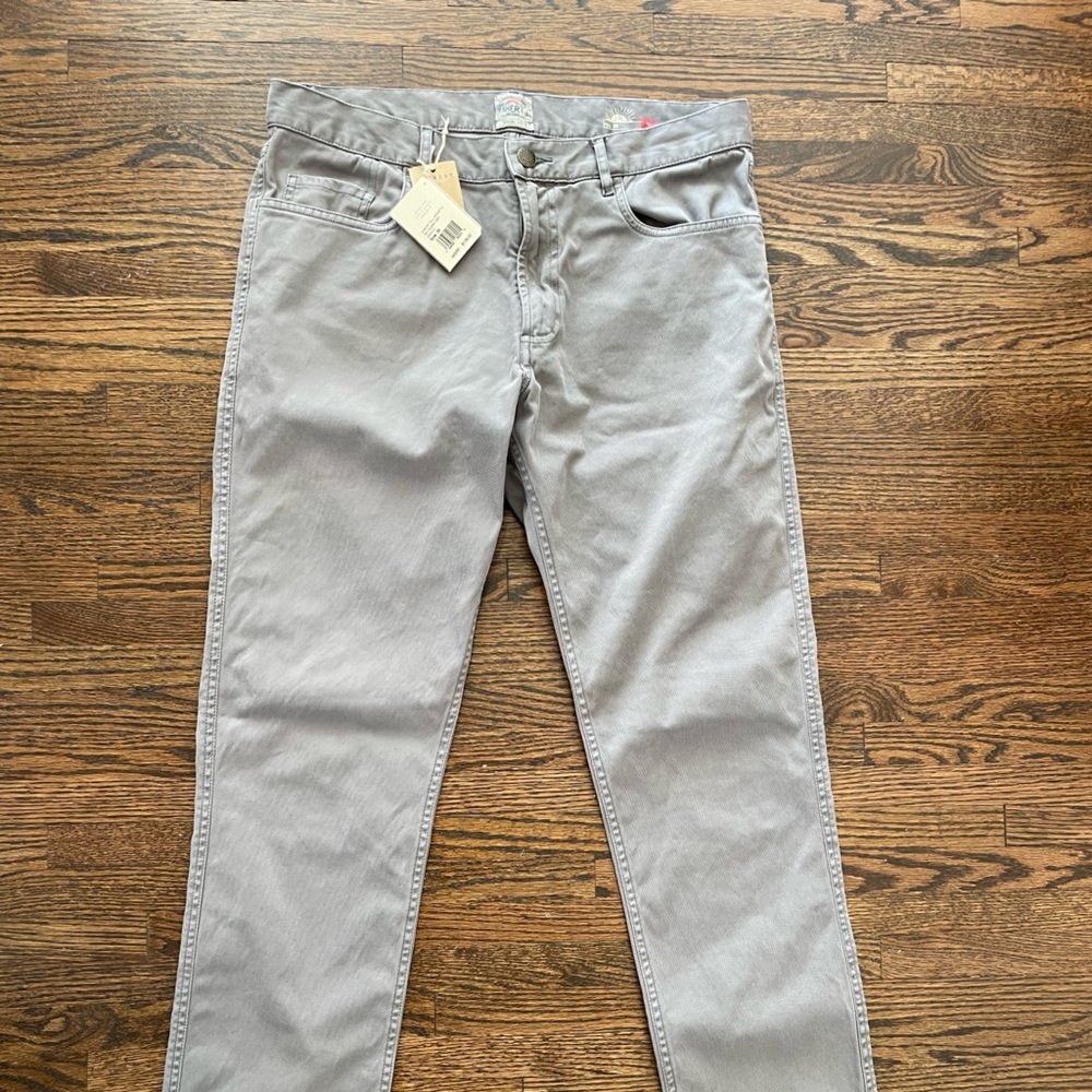 Brand new Faherty Men’s Comfort Twill 5-Pocket pant 2.0 in gray. Size 33